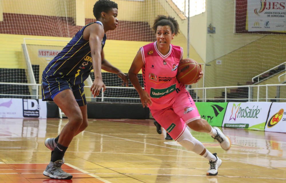 Aruzha em quadra contra a equipe de Santo André. A armadora foi uma das destaques sorocabanas durante a disputa do Paulista Feminino, com uma média de 11.6 pontos por jogo. Foto: Maria Gouvêa