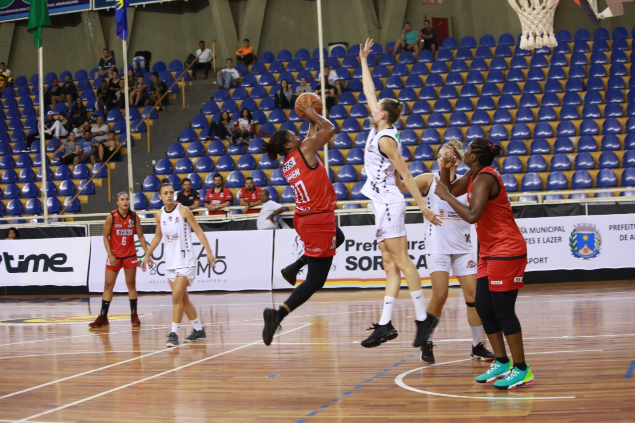Letícia Senff sobe para bloquear ataque de Araraquara. Crédito da foto: Assessoria de imprensa do Sesi Araraquara