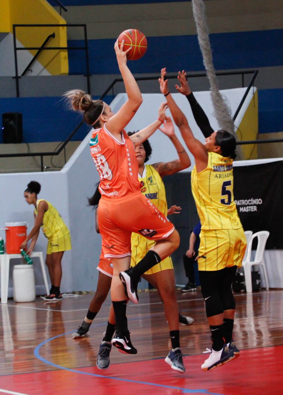 Jennifer Nonato durante segunda partida dos playoffs. Crédito da foto: Assessoria de imprensa do Santo André Basquete