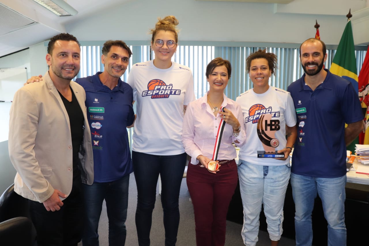 Na foto (da esquerda à direita): Simei Lamarca (Secretário de Esportes de Sorocaba), o técnico Marcinho e a pivô Jennifer Nonato; a prefeita Jaqueline Coutinho segurando a medalha de bronze, nossa armadora Aruzha com o troféu de terceiro lugar e o auxiliar-técnico Plínio.